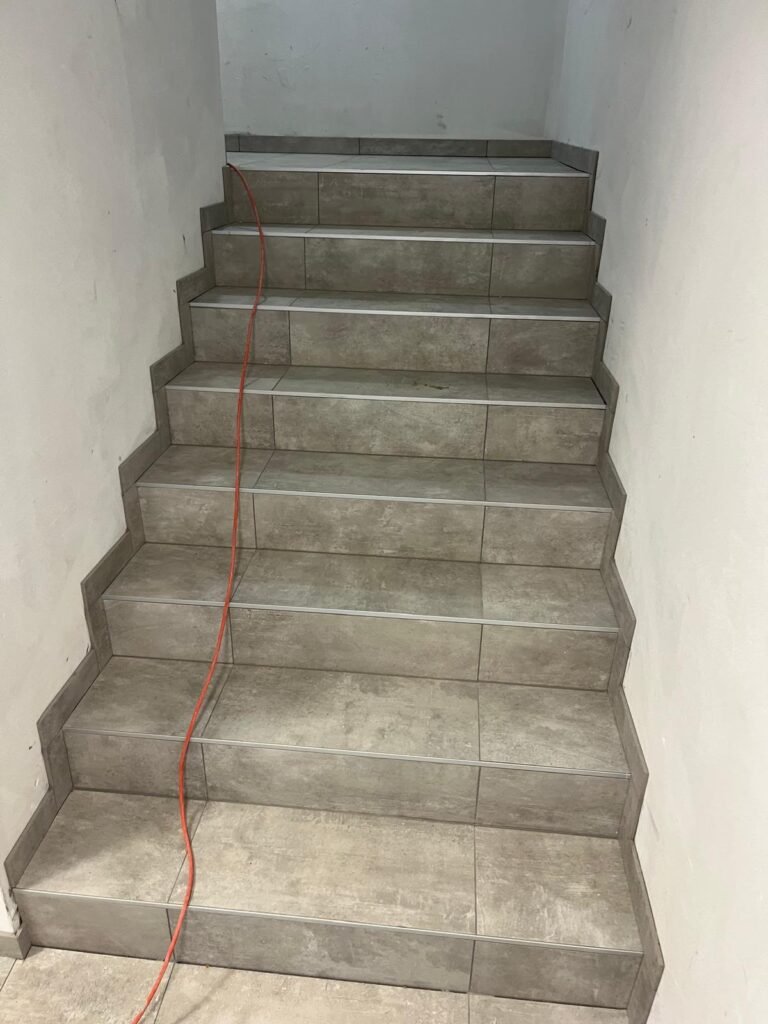 Marche escalier carrelage – carreleur Poitiers