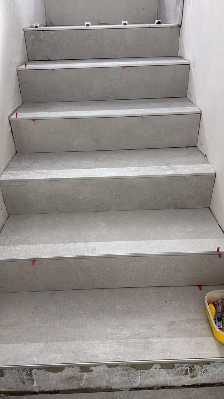 Marche escalier carrelage – carreleur Poitiers